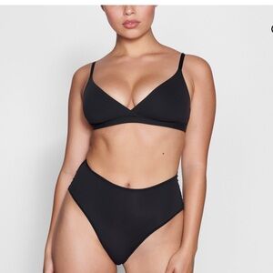 SKIMS FITS EVERYBODY CROSSOVER BRALETTE